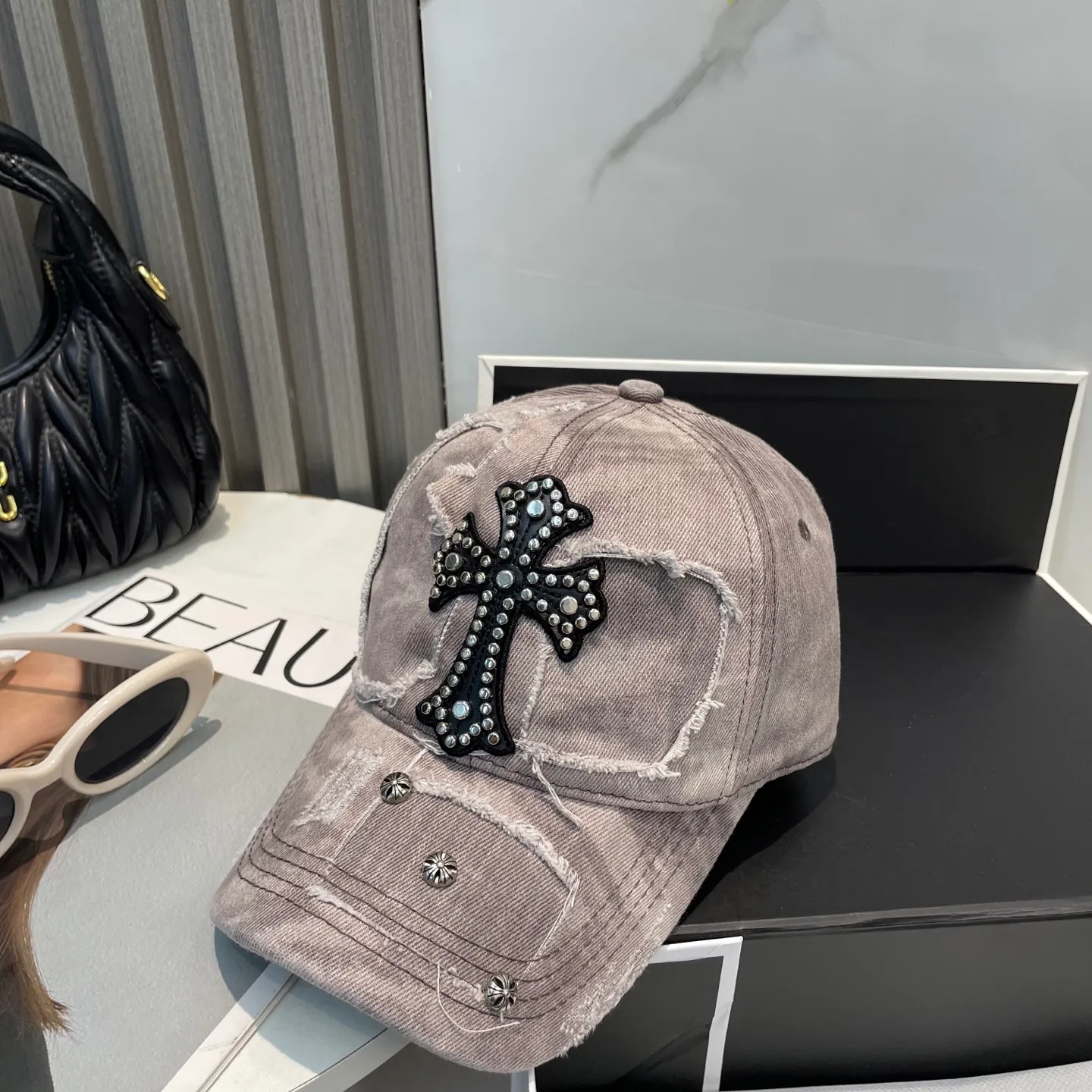P76 Crow Heart 🆕🆕25 new baseball cap, stylish and classic cross logo, casual with a cool feeling, unisex style, same style for men and women! Very easy to match! Head circumference: 56-58cm is available